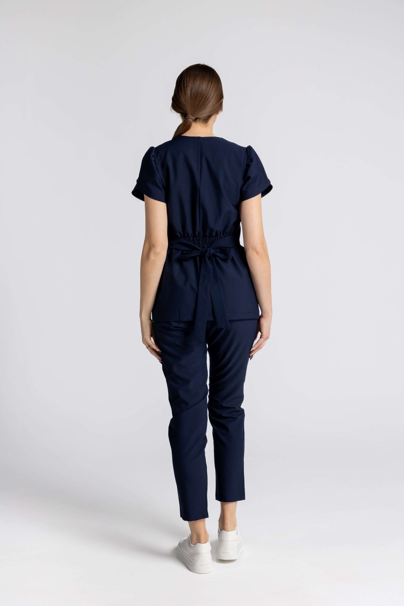 Costum Premium Elastic Sofia - spate, design elegant, confortabil pentru mediu profesional.