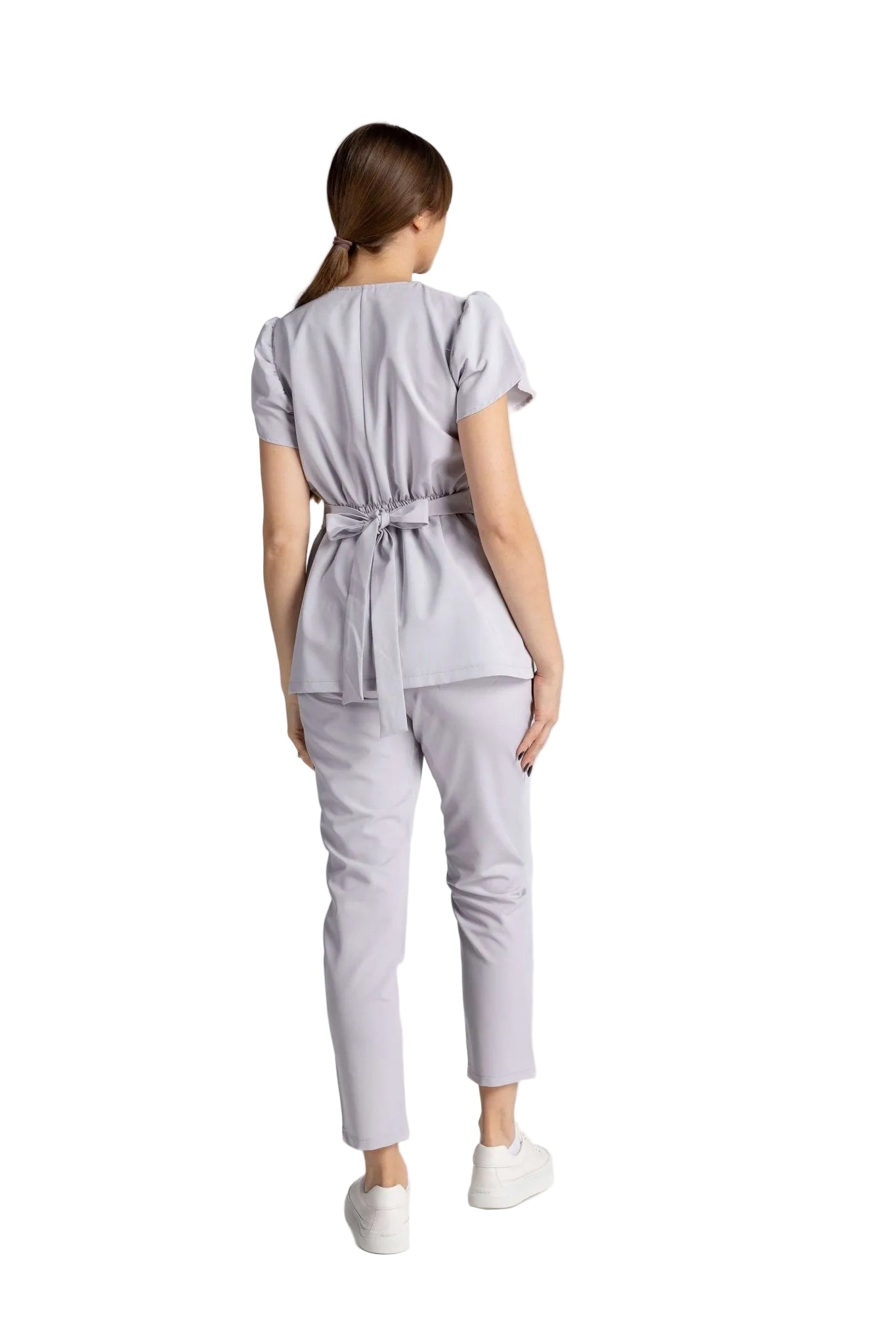 Costum Premium Elastic Sofia - model purtând o ținută elegantă cu un design modern și funcțional.