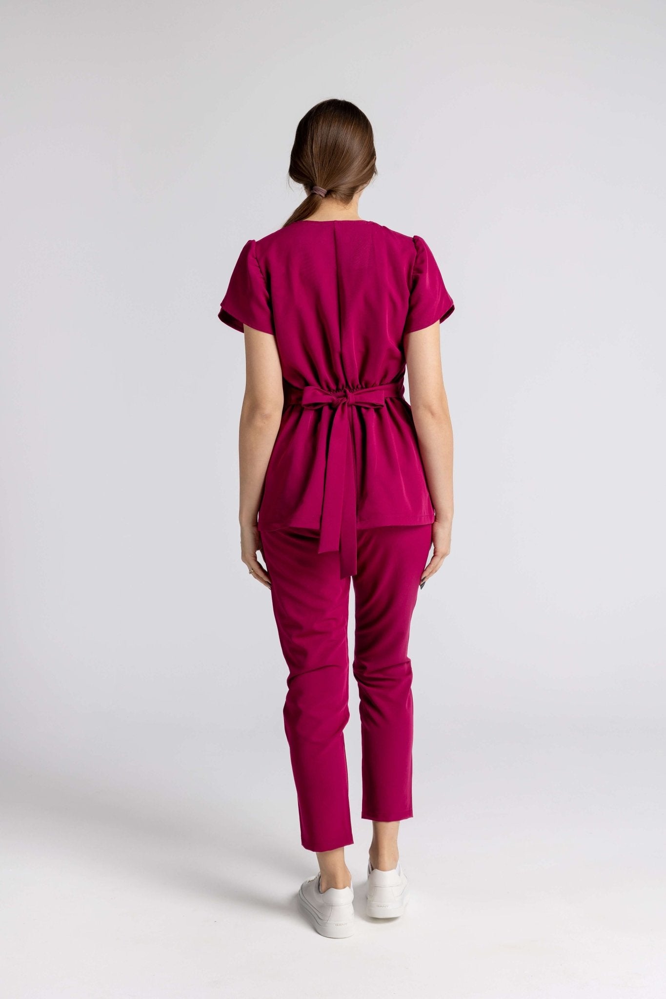 Costum Premium Elastic Sofia, tinuta profesionala eleganta, cu design distinctiv si functionalitate, culoare magenta.