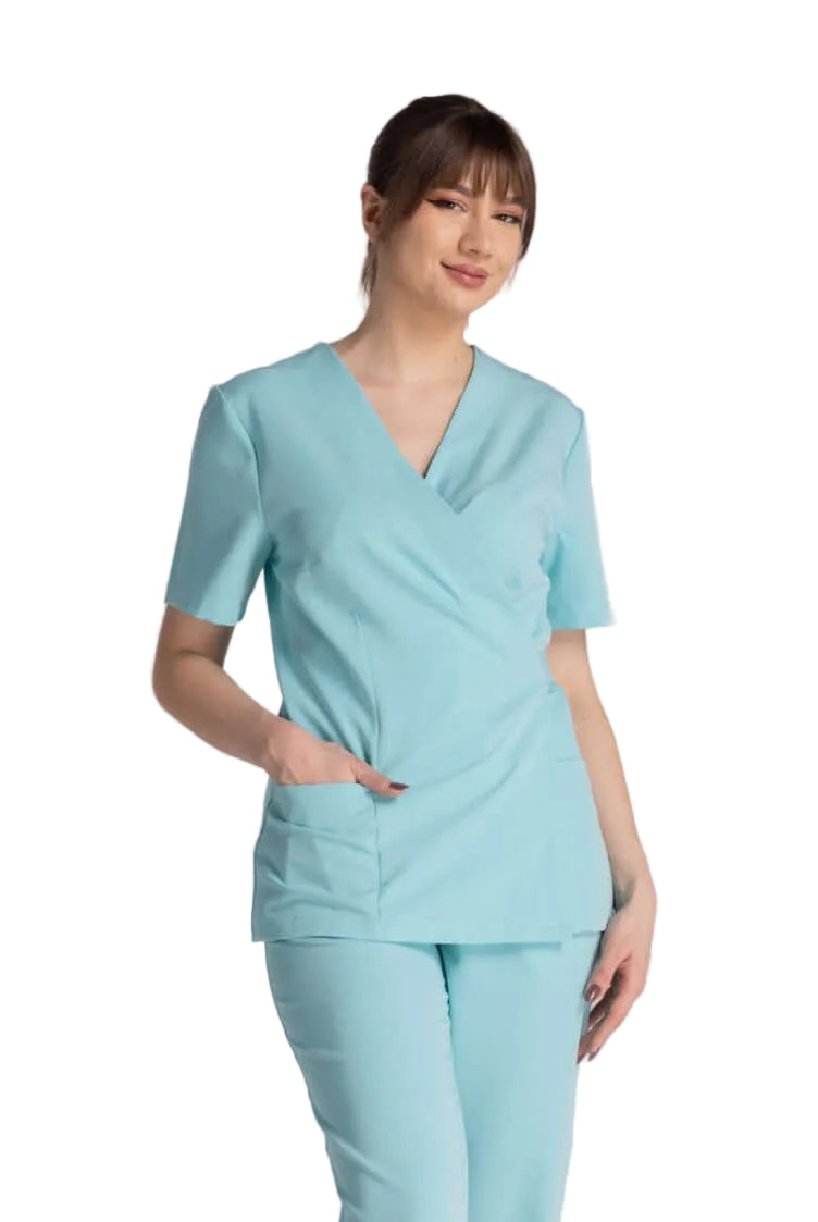 Bluza Elastica Bianca - model femeie îmbrăcată într-o bluză turcoaz cu design ergonomic și buzunare laterale.