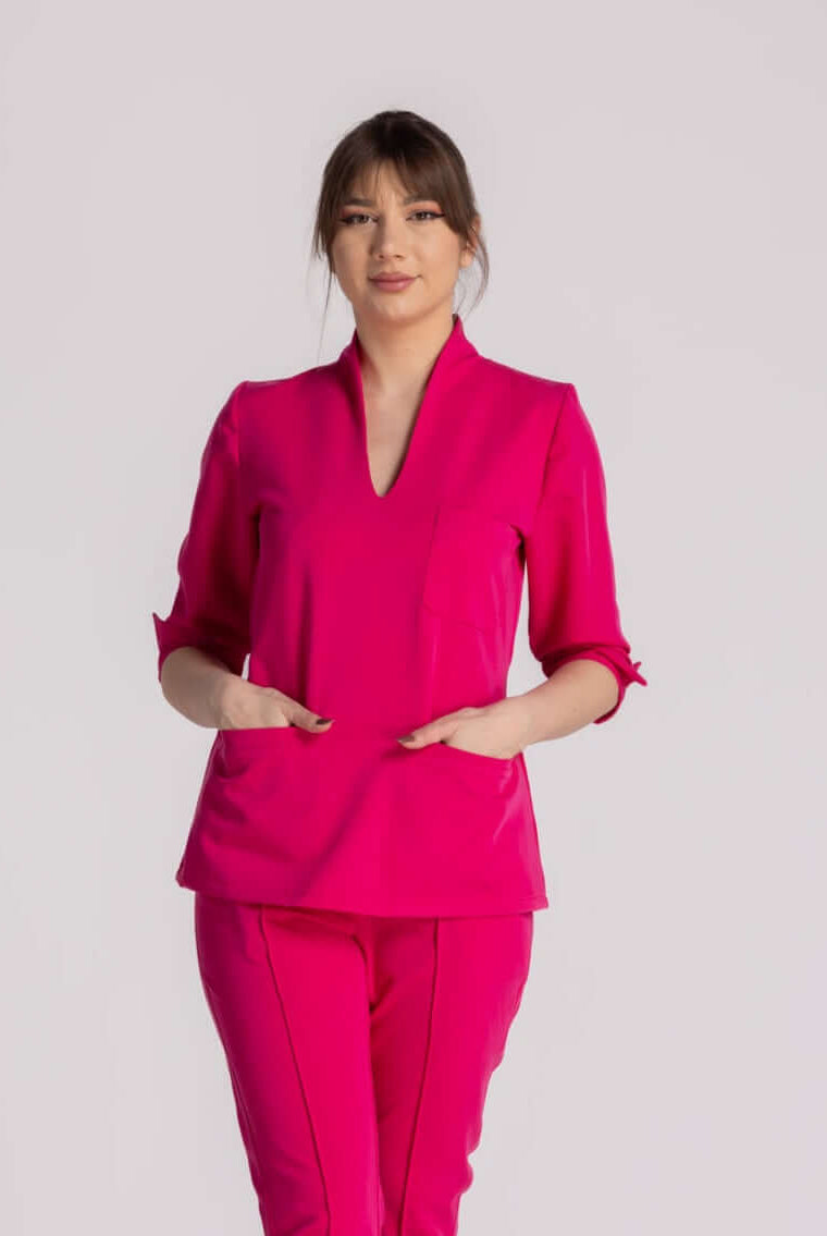 Bluza Elastica Elise roz, model elegant, cu buzunare, ideală pentru medici și profesioniști în domeniul sănătății.