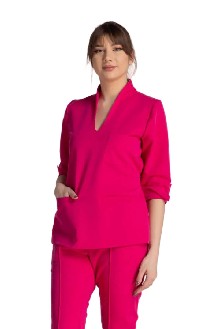 Bluza Elastica Elise, bluză medicală roz, elegantă și funcțională, perfectă pentru un look profesionist.