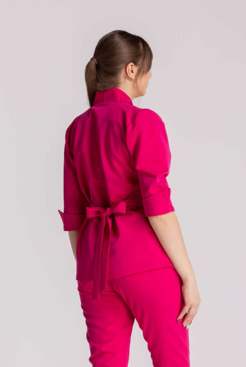 Bluza Elastica Elise roz, vedere din spate, realizată pentru confort și stil în mediul profesional.