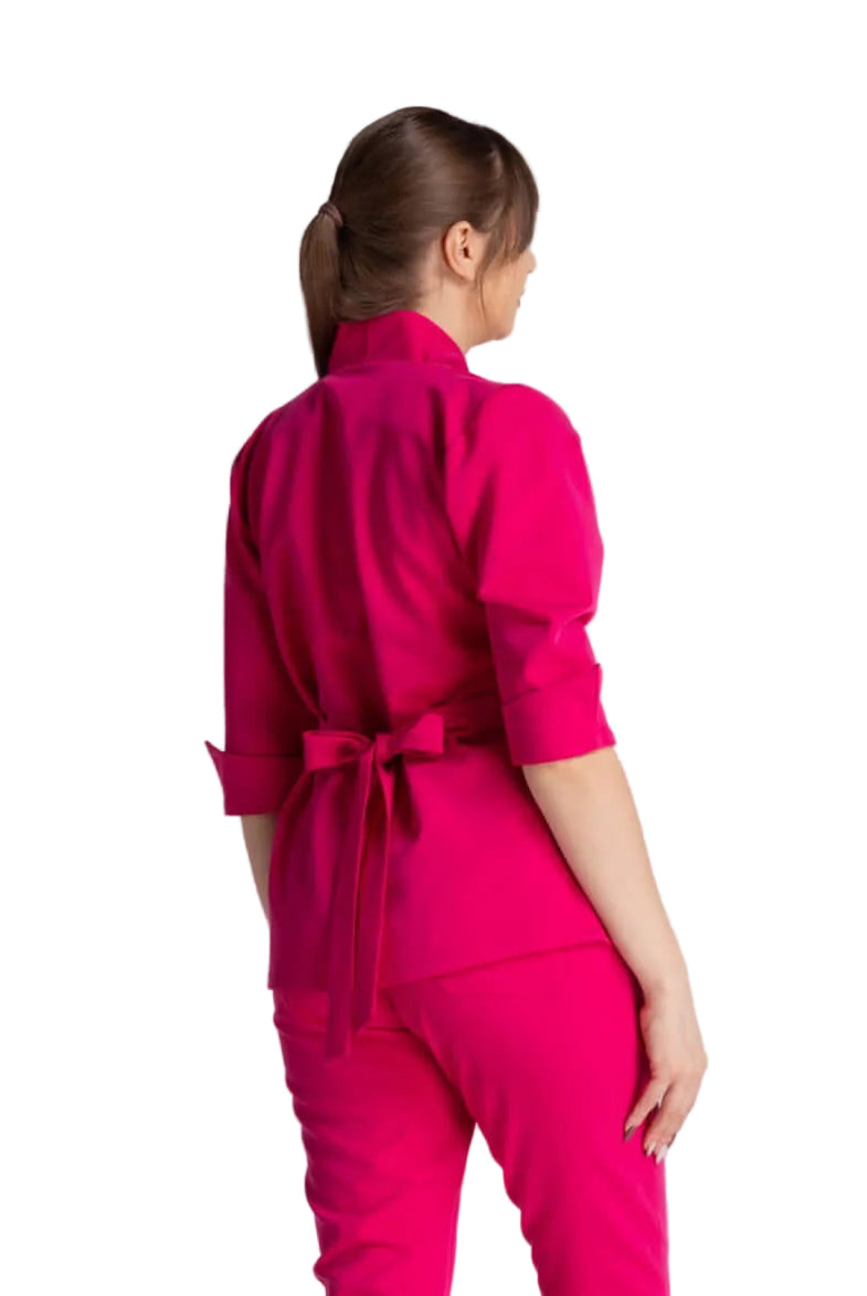 Bluza Elastica Elise roz, vedere din spate, realizată pentru confort și stil în mediul profesional.