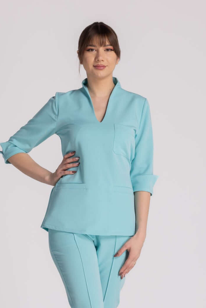 Bluza Elastica Elise, bluza medicală elegantă și funcțională, în nuanță de turquoise, perfectă pentru medici.