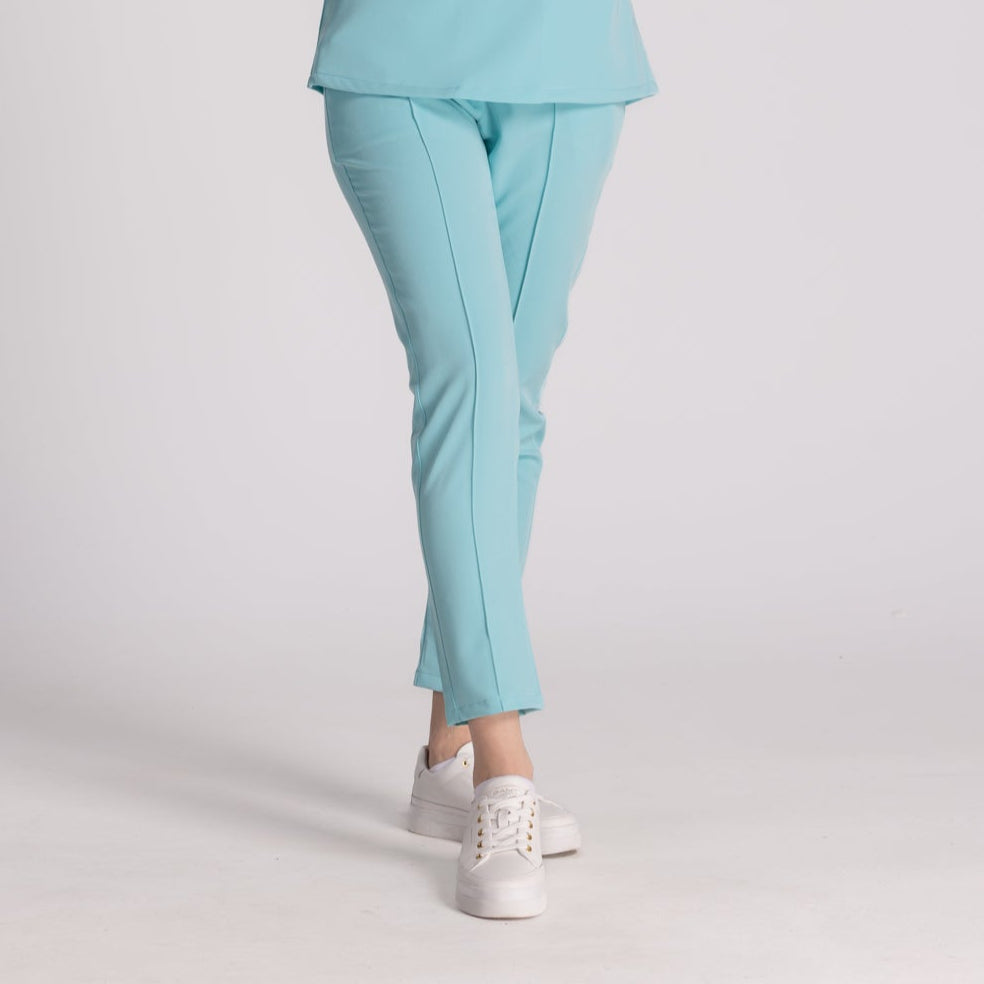 Pantaloni Medicali Elastici Elise, model elegant in culoare turquoise, conferind confort si stil in mediul profesional.