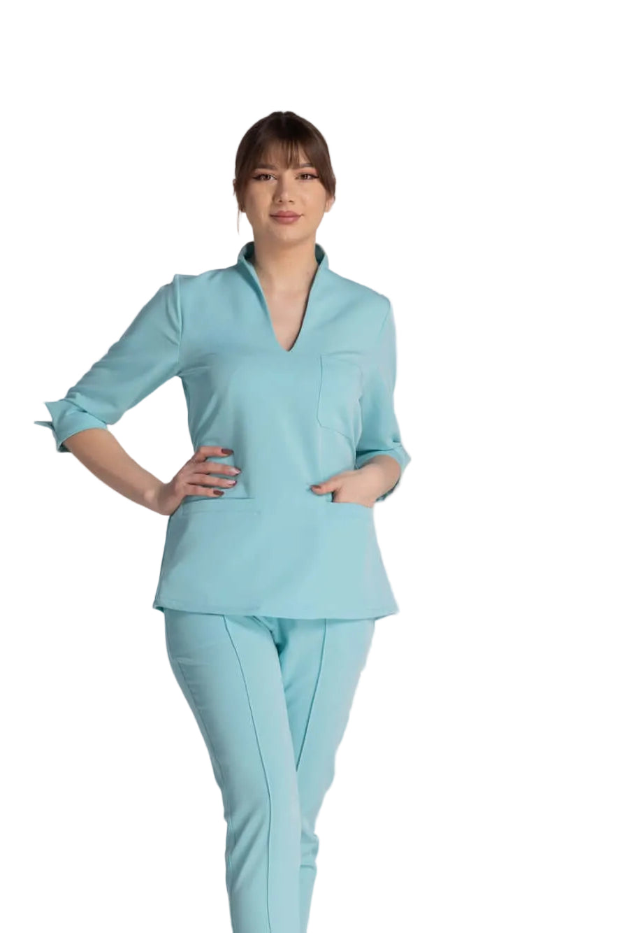 Bluza Elastica Elise, bluză medicală elegantă și funcțională, purtată de model într-o culoare albastru deschis.