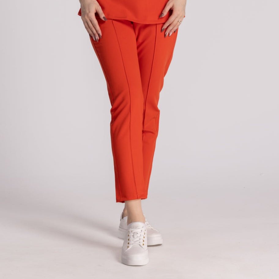 Pantaloni Elastici Elise, pantaloni medicali elastici eleganți de culoare roșie, potriviți pentru medii profesionale.