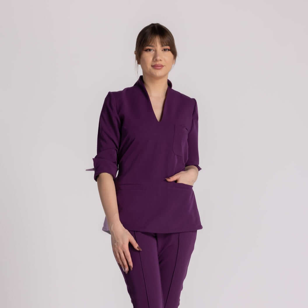 Bluza Elastica Elise - bluza medicala eleganta cu guler shal si buzunare, in nuanta de mov.