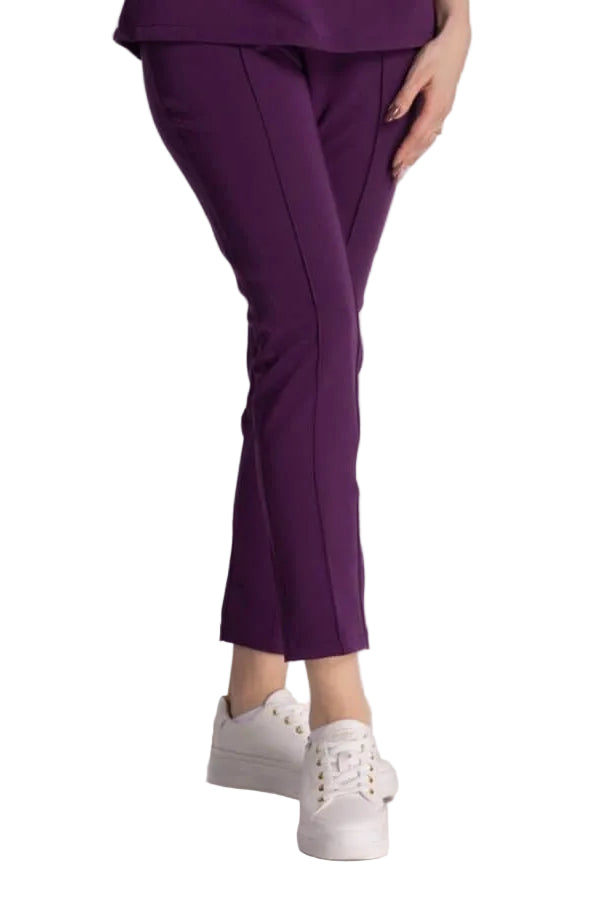 Pantaloni Elastici Elise purtati cu o bluză mov, ideal pentru un look elegant și confortabil la birou.