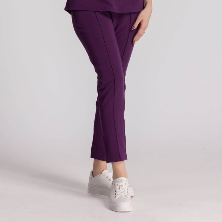 Pantaloni Elastici Elise purtati cu o bluză mov, ideal pentru un look elegant și confortabil la birou.