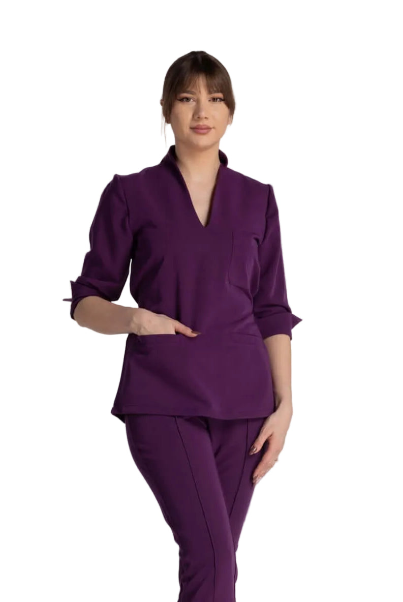 Bluza Elastica Elise, bluza medicala eleganta in violet, cu guler shal si buzunare, perfecta pentru profesionisti.