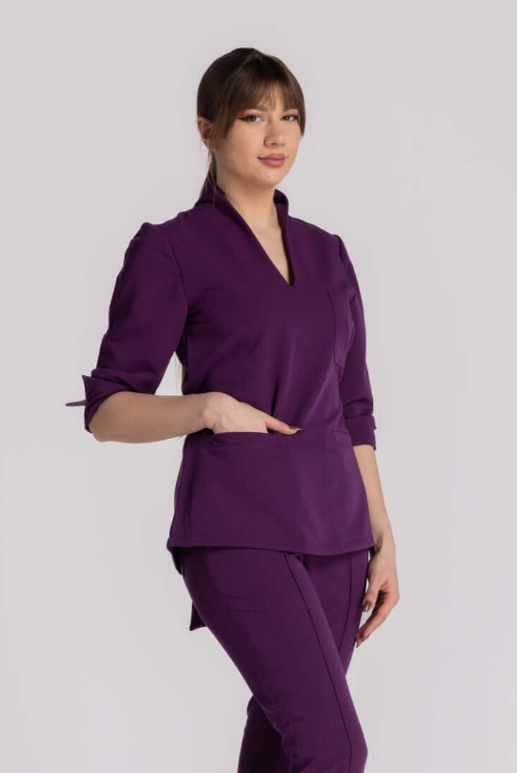 Bluza Elastica Elise, design elegant, guler shal, buzunare refilet, ideal pentru profesioniștii medicali.