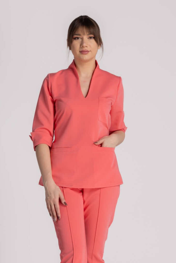 Bluza Elastica Elise in culoare corai, elegantă și funcțională pentru profesioniștii medicali.
