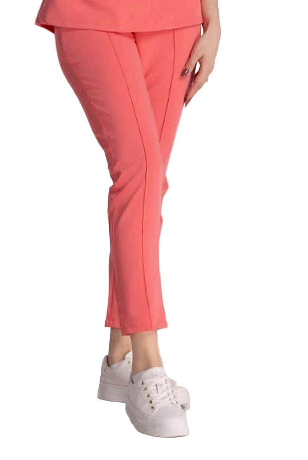 Pantaloni Elastici Elise în nuanță corai, confortabili, asortați cu adidași albi, ideal pentru un look profesional.