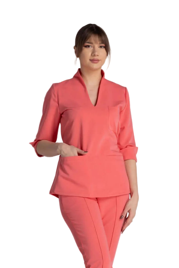 Bluza Elastica Elise - bluză medicală elegantă cu guler shal și buzunare refilet, culoare coral.