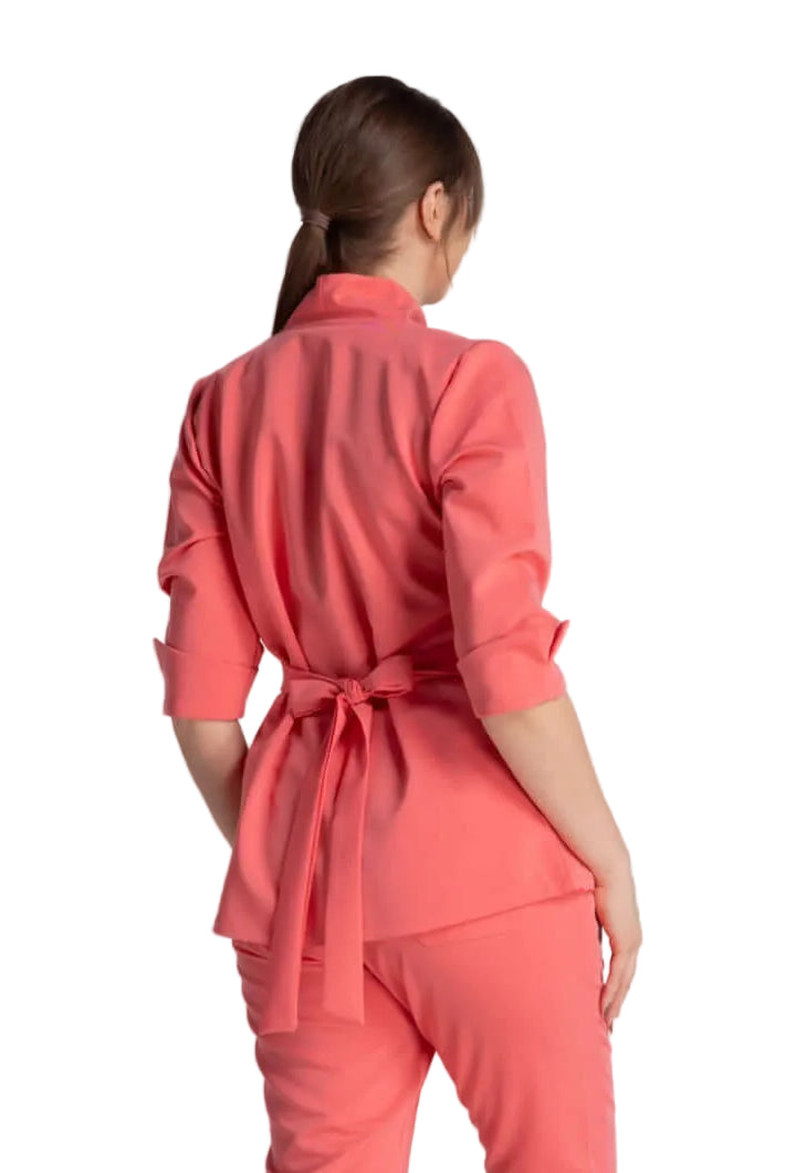 Bluza Elastica Elise roșie, design elegant, cu guler shal și cordon ajustabil, ideală pentru profesioniștii medicali.