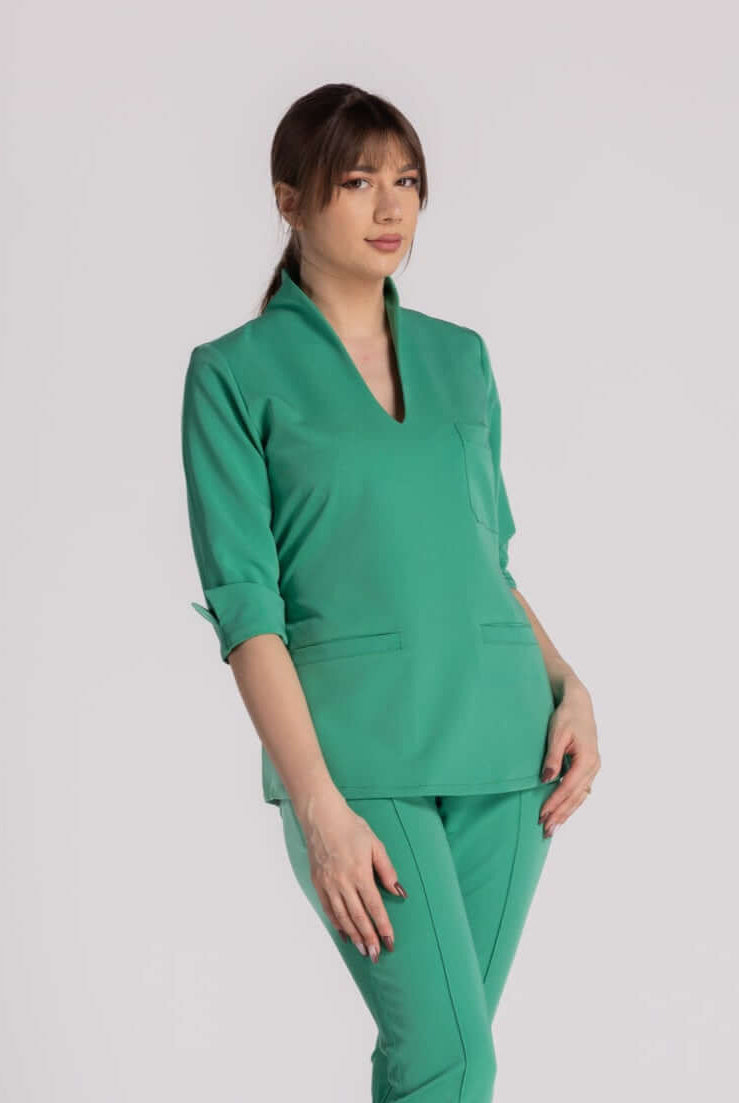 Bluza Medicala Elastica Elise, bluza medicala verde cu design elegant si functionalitate, forțând stilul in mediul profesional.