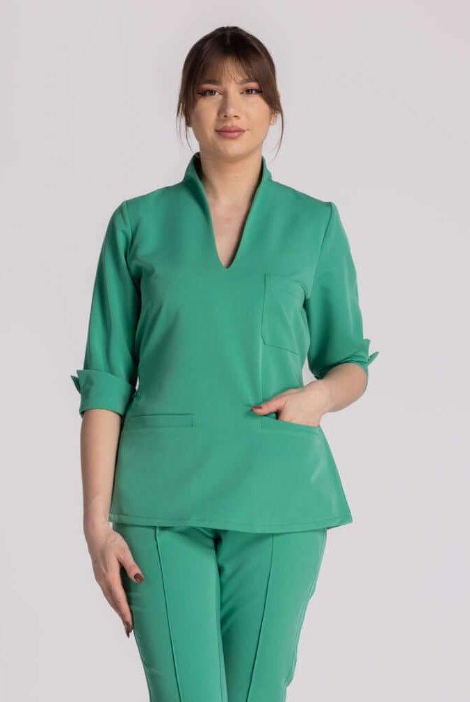 Bluza Medicala Elastica Elise in verde, model elegant și funcțional, ideală pentru profesioniști din domeniul medical.