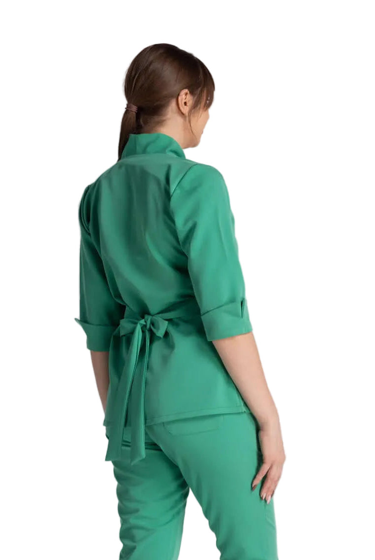 Bluza Medicala Elastica Elise - imaginea arată spatele unei femei purtând o bluză medicală verde cu pantaloni asortați.