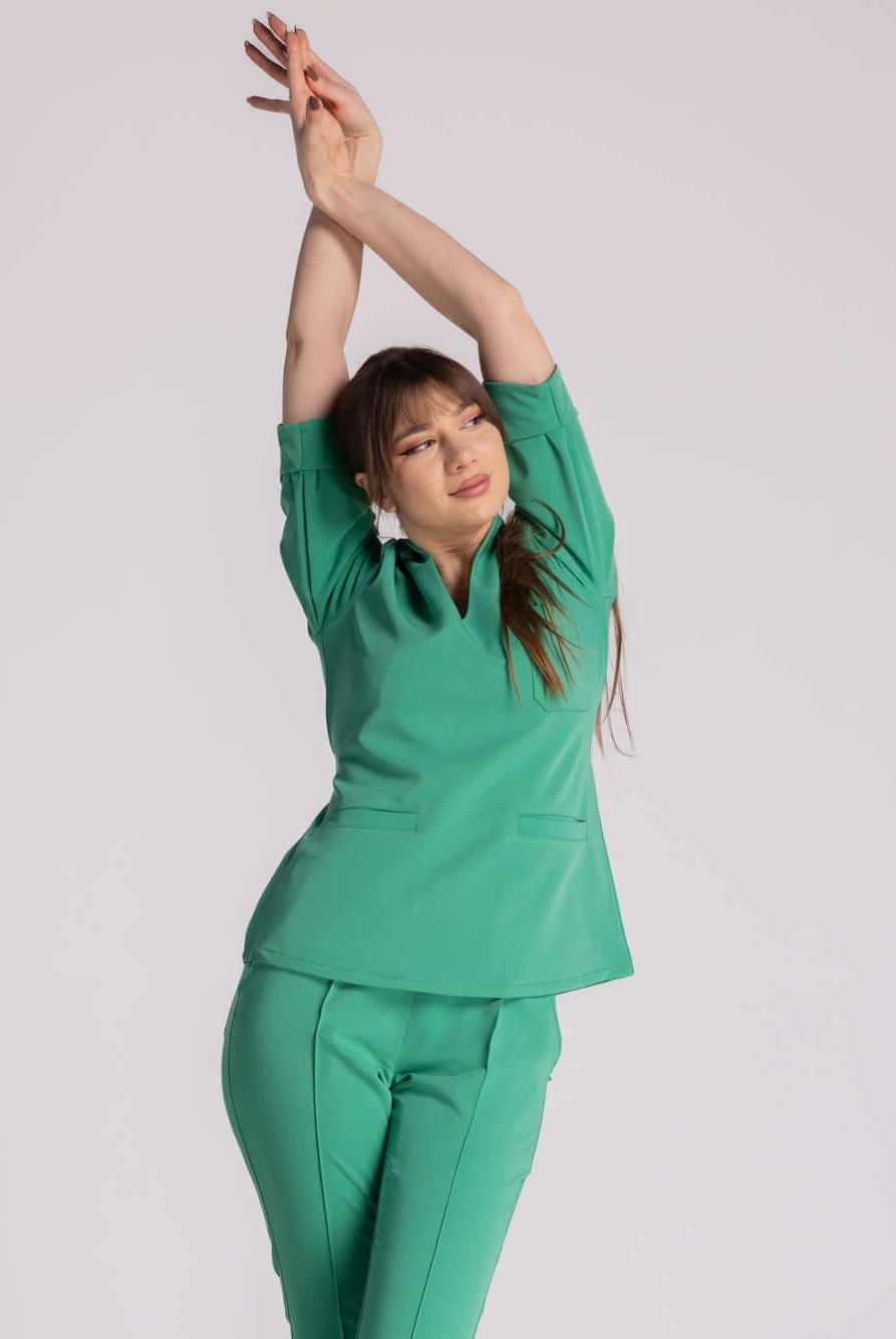 Bluza Medicala Elastica Elise in verde, model elegant și funcțional, purtată de o femeie în timpul unei sesiuni foto.