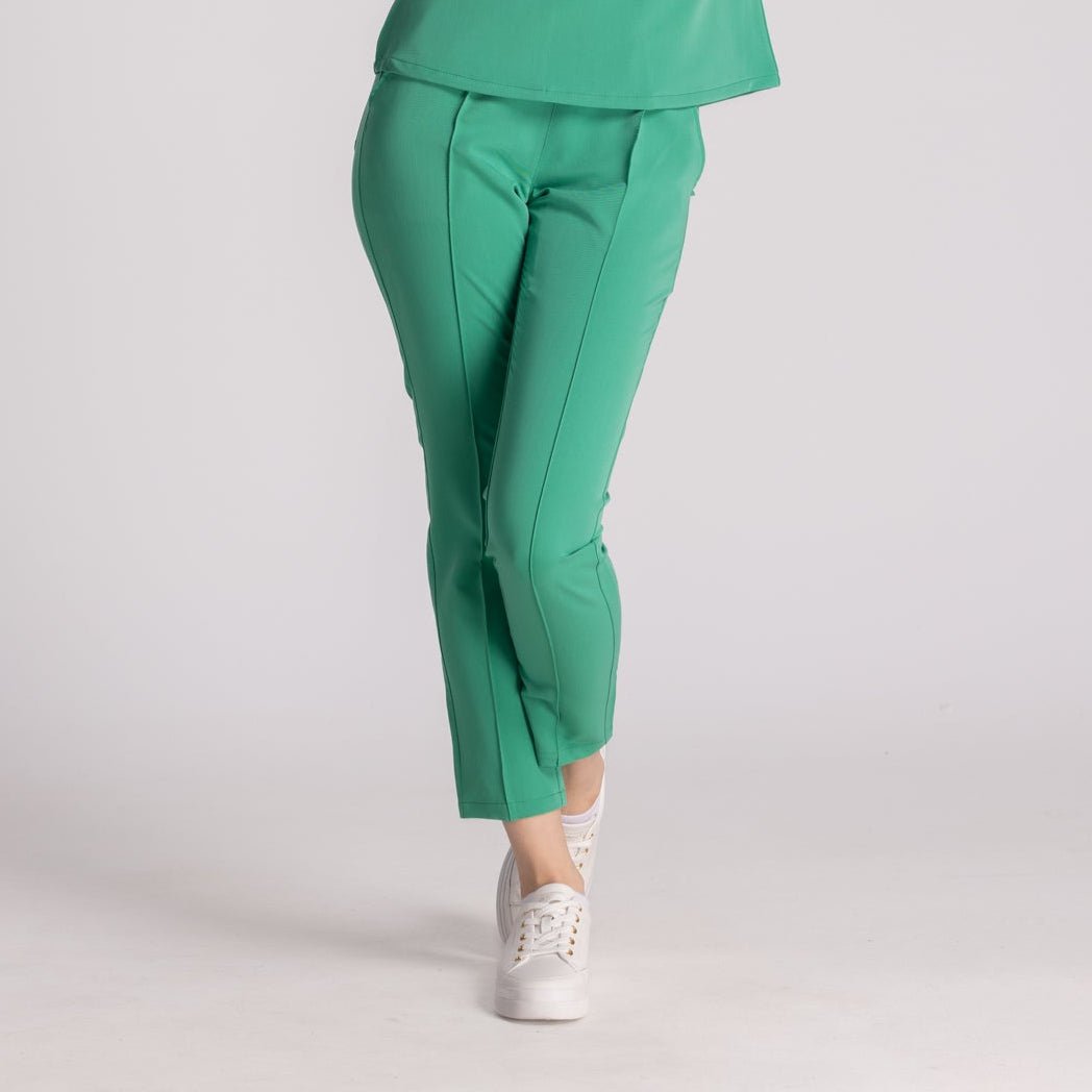 Pantaloni Medicali Elastici Elise, pantaloni verzi confortabili pentru medici, design elegant si functionalitate.