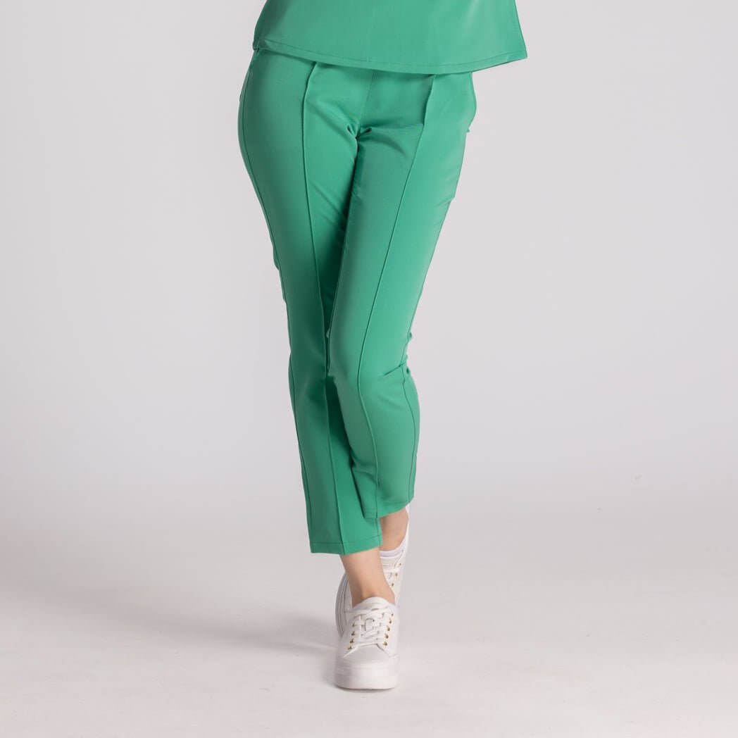 Pantaloni Medicali Elastici Elise, pantaloni verzi confortabili pentru medici, design elegant si functionalitate.