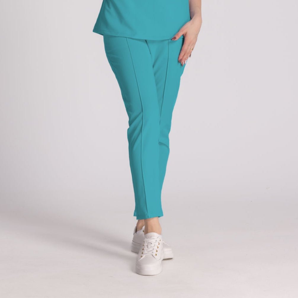 Pantaloni Elastici Elise în nuanță turcoaz, confecționați pentru confort și stil în mediul profesional.