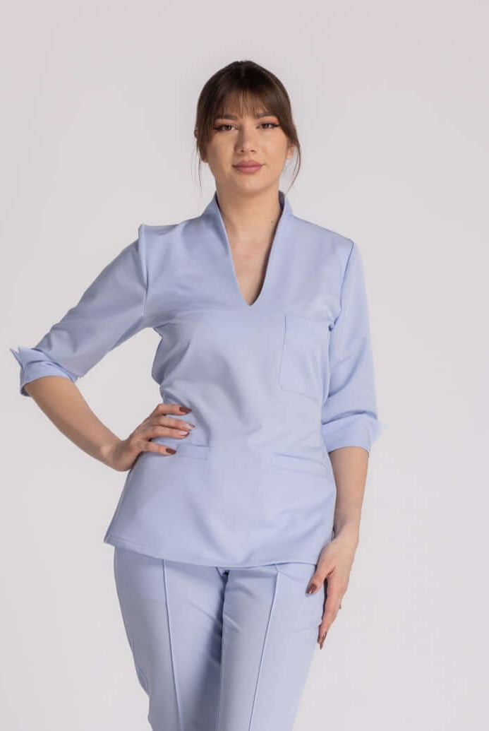 Bluza Elastica Elise - bluză medicală elegantă cu guler shal și buzunare, ideală pentru profesioniști.