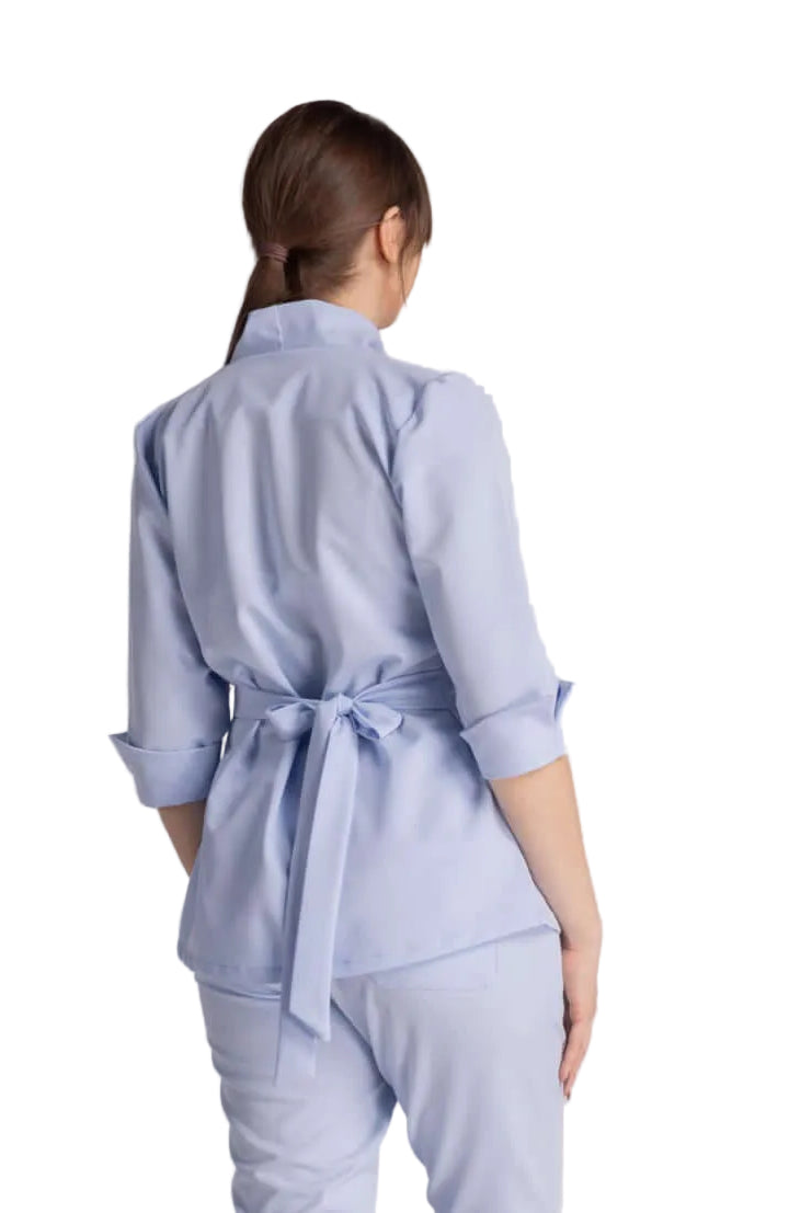 Bluza Elastica Elise - spate, design elegant, guler shal, cordon ajustabil, perfect pentru profesioniștii medicali.