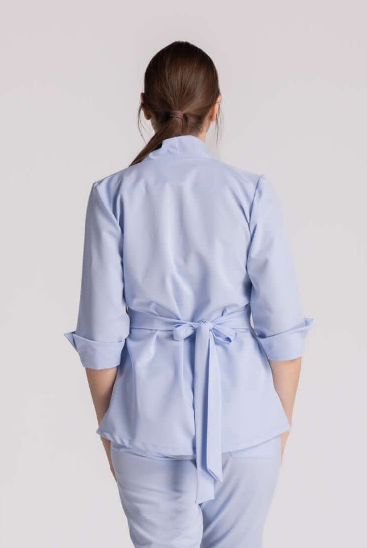 Bluza Elastica Elise - detaliu spate, design elegant si functional, guler shal si cordon ajustabil.