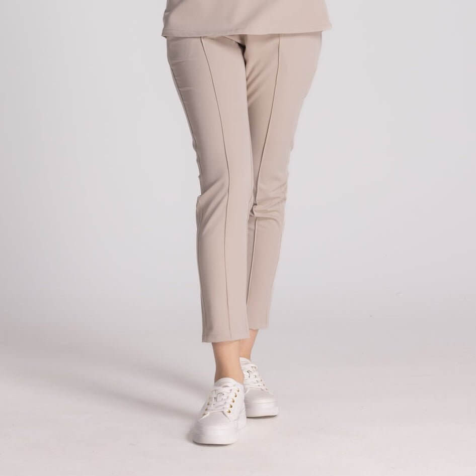 Pantaloni Elastici Elise, eleganți și confortabili, ideali pentru costumul medical profesional.