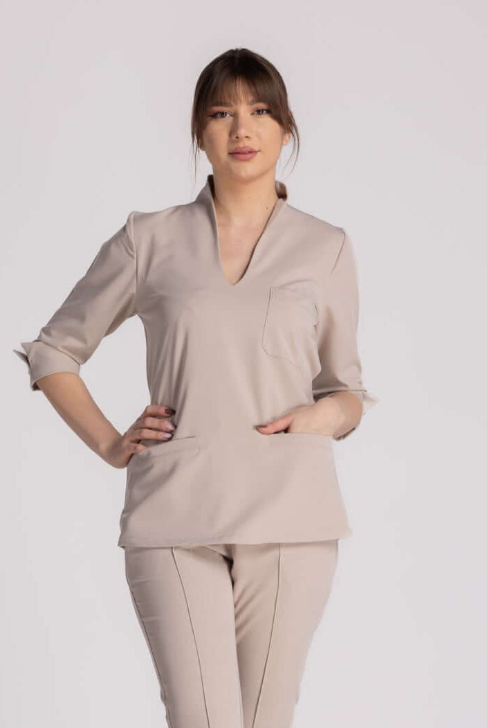 Bluza Elastica Elise femei, elegantă, cu guler shal, buzunare, design profesional, îmbrăcăminte medicală.