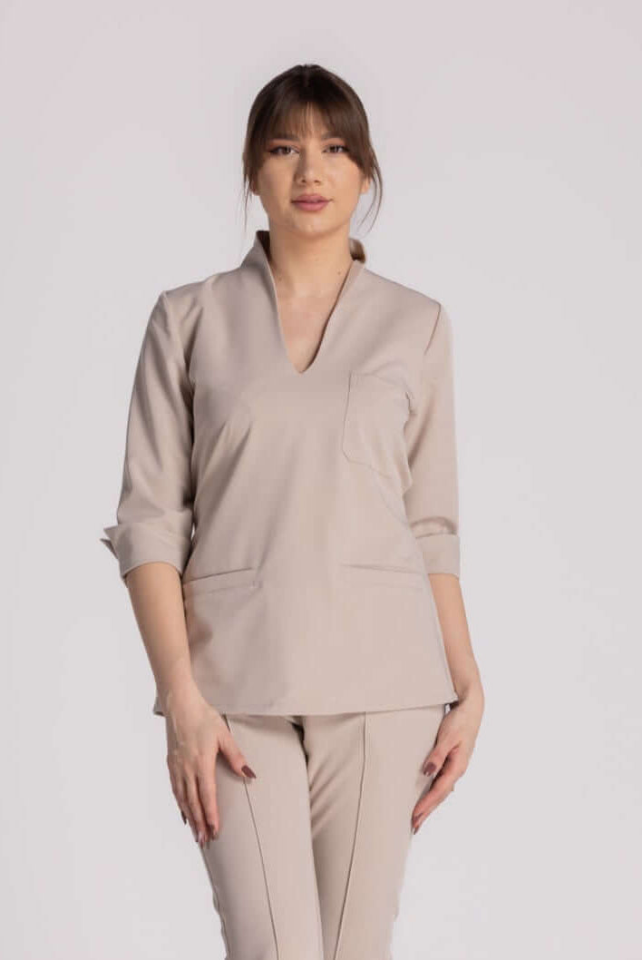 Bluza Elastica Elise - bluză medicală elegantă cu guler shal și buzunare practice, ideală pentru profesioniști.