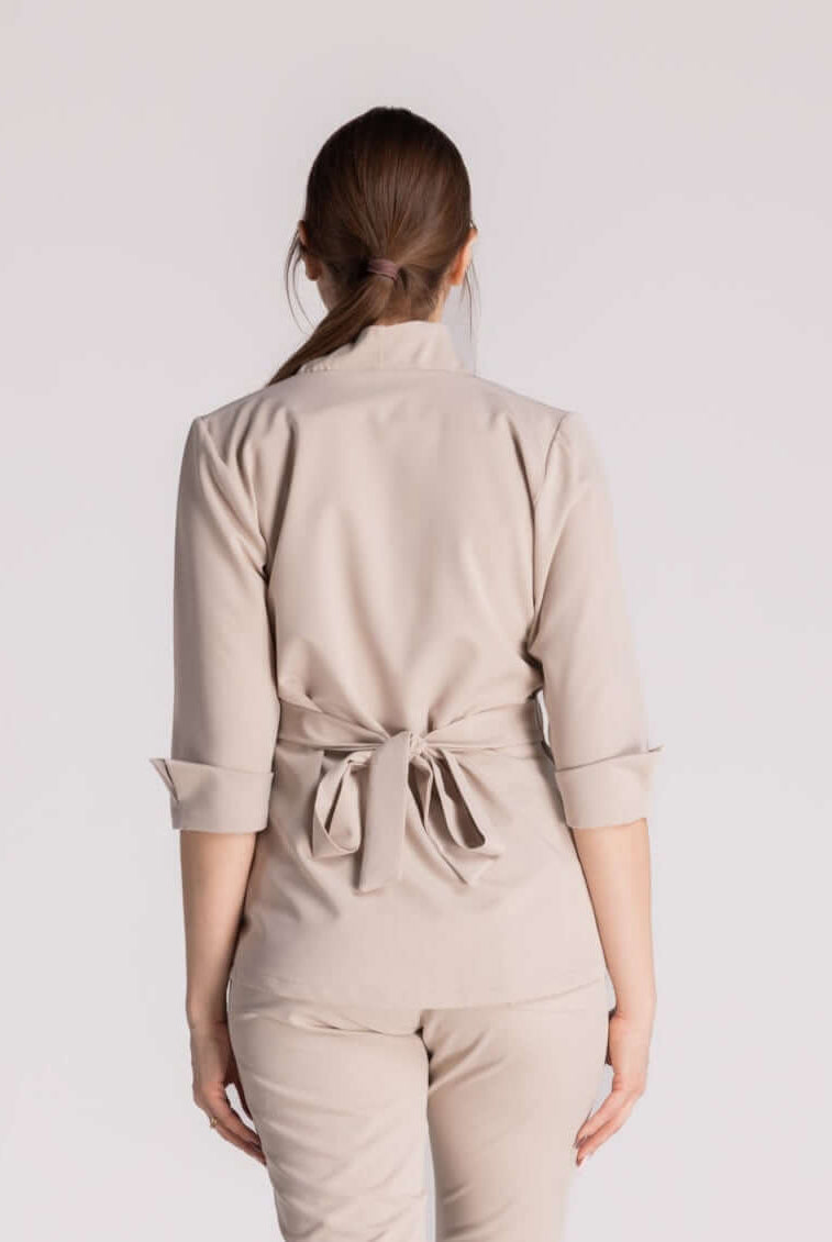Bluza Elastica Elise - vedere din spate, design elegant cu cordon ajustabil, perfect pentru profesioniștii medicali.