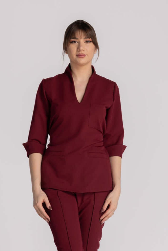 Bluza Elastica Elise - bluză medicală elegantă cu design modern, guler shal și buzunare refilet.