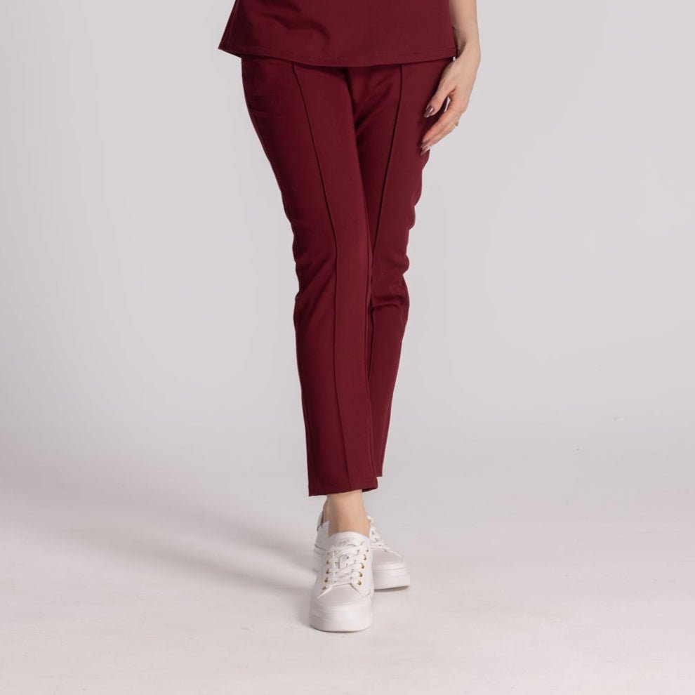 Pantaloni Elastici Elise în culoare burgundy, confortabili și eleganți, perfecți pentru un mediu profesional.