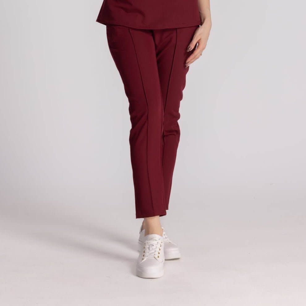 Pantaloni Elastici Elise în culoare burgundy, confortabili și eleganți, perfecți pentru un mediu profesional.