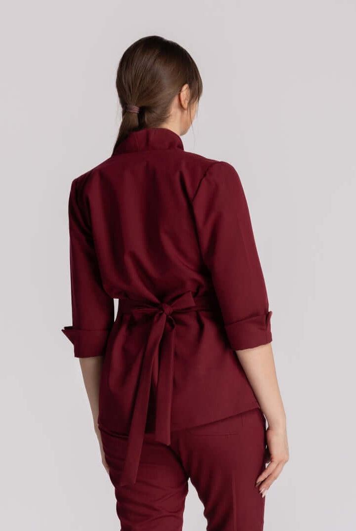 Bluza Elastica Elise - vedere din spate, design elegant cu cordon ajustabil, culoare burgundă pentru profesioniștii medicali.