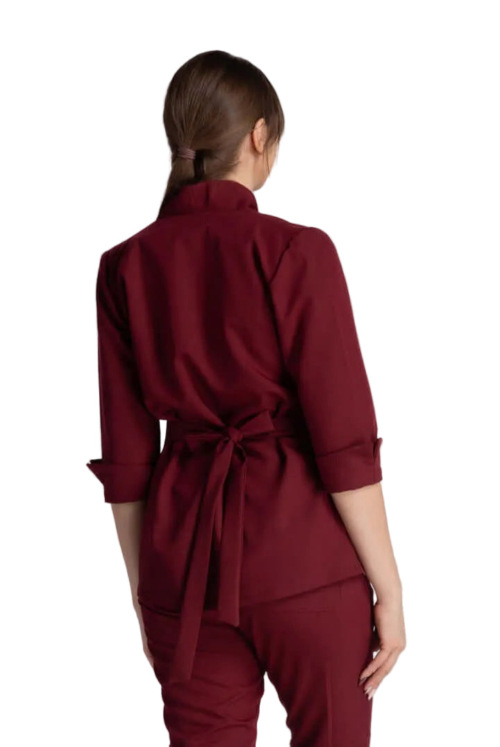 Bluza Elastica Elise - vedere din spate, design elegant cu cordon ajustabil, culoare burgundă pentru profesioniștii medicali.