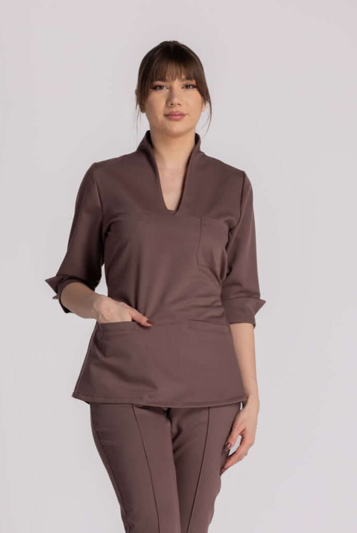 Bluza Elastica Elise - bluză medicală elegantă cu guler shal și buzunare refilet, perfectă pentru profesioniștii din domeniu.