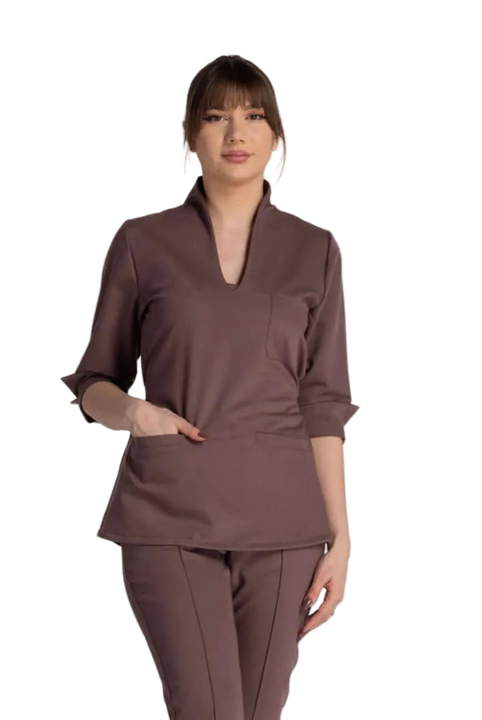 Bluza Elastica Elise - bluză medicală elegantă cu guler shal și buzunare refilet, perfectă pentru profesioniștii din domeniu.