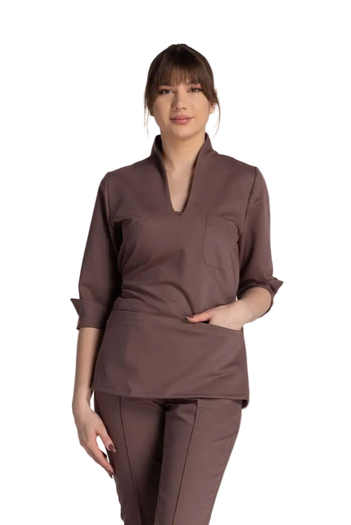Bluza Elastica Elise în nuanță maro, design elegant, ideală pentru profesioniștii medicali.