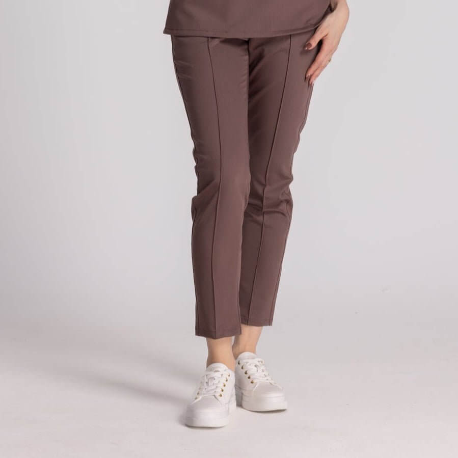 Pantaloni Elastici Elise, pantaloni eleganți și confortabili pentru medici, prezentând un design modern și practic.