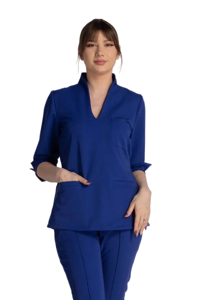 Bluza Elastica Elise - bluză medicală elegantă cu guler shal și buzunare pentru instrumente.