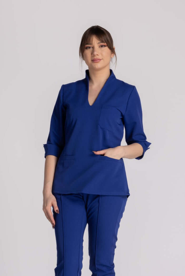 Bluza Elastica Elise - bluza medicala eleganta cu guler shal si buzunare, ideal pentru profesioniștii din domeniu.