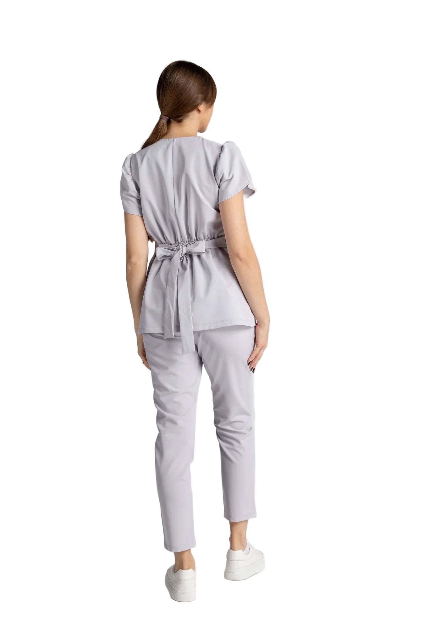 Costum Premium Elastic Sofia - model purtând o ținută elegantă cu un design modern și funcțional.