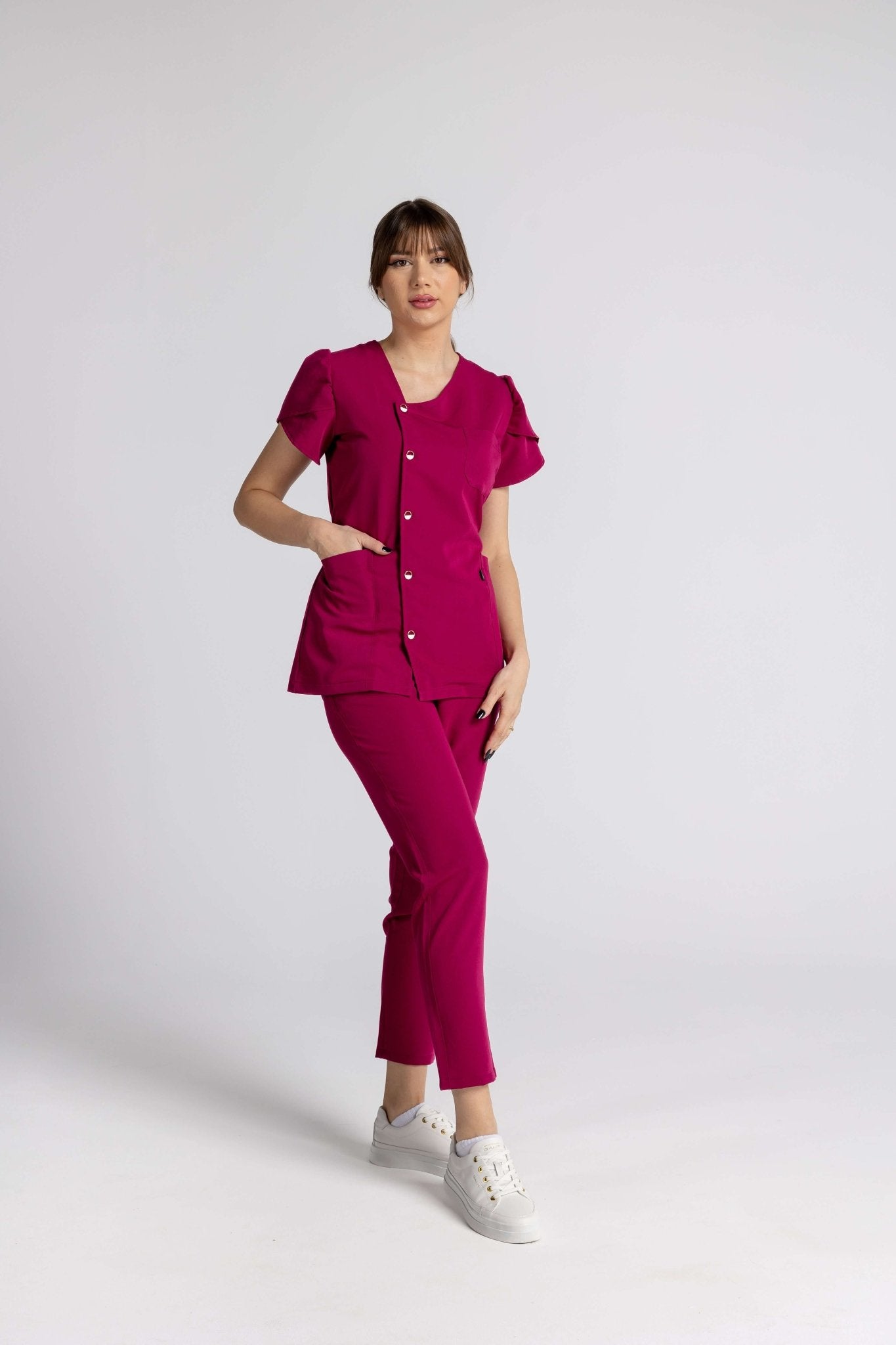 Costum Premium Elastic Sofia în nuanță roz, cu design elegant, nasturi, și mâneci lalea, ideal pentru mediu profesional.