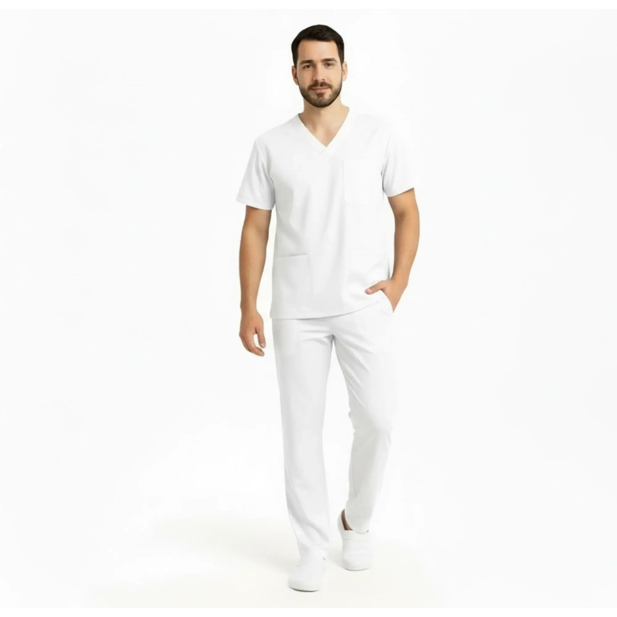 Costum medical elastic daniel purtat de un bărbat într-o ținută albă, confortabilă și modernă.