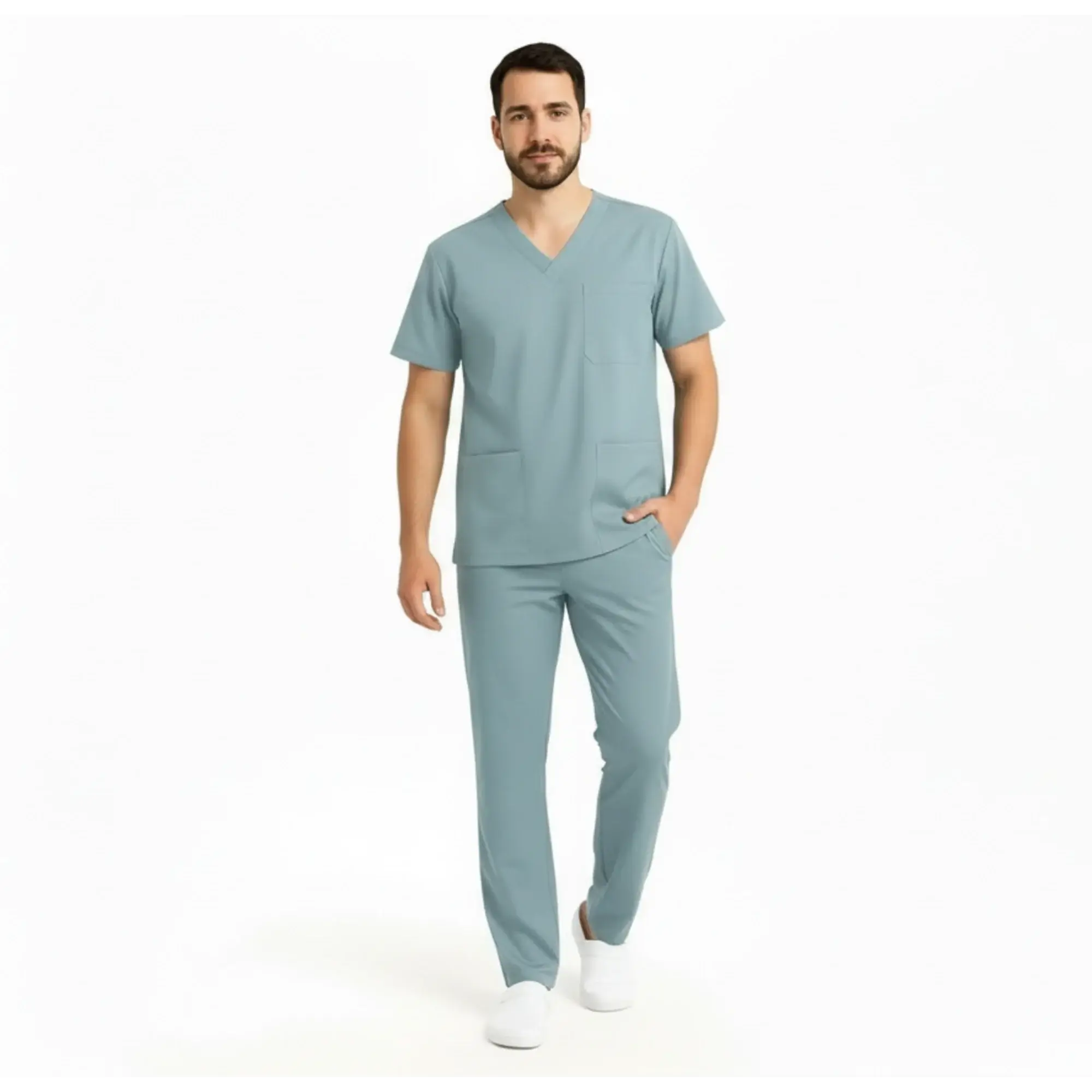 Costum medical elastic Daniel, bărbat îmbrăcat în uniformă medicală confortabilă, cu pantaloni și bluză.